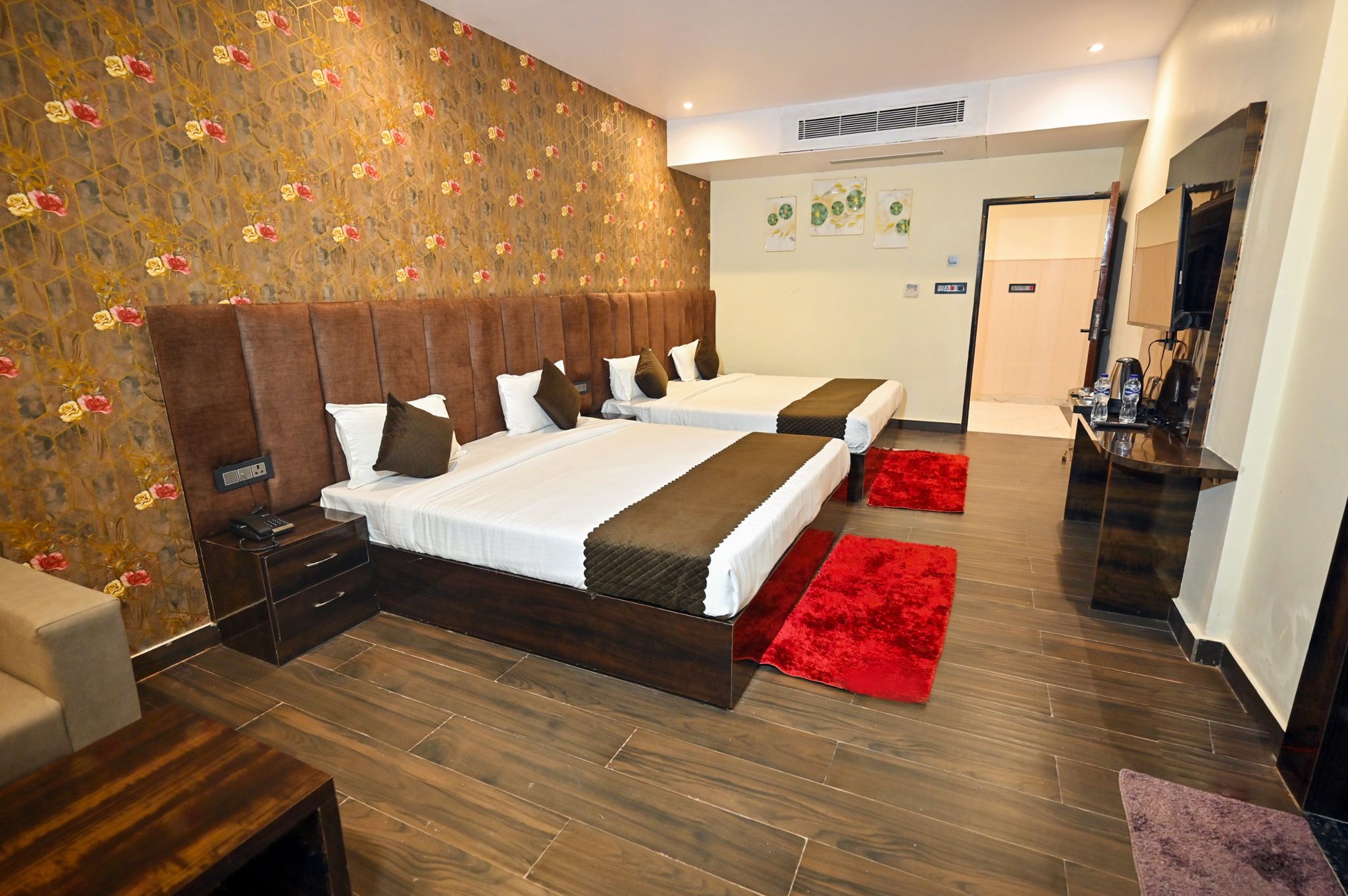 Madhuram Hotel Superior Room 4