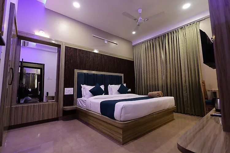 Super Deluxe Front View