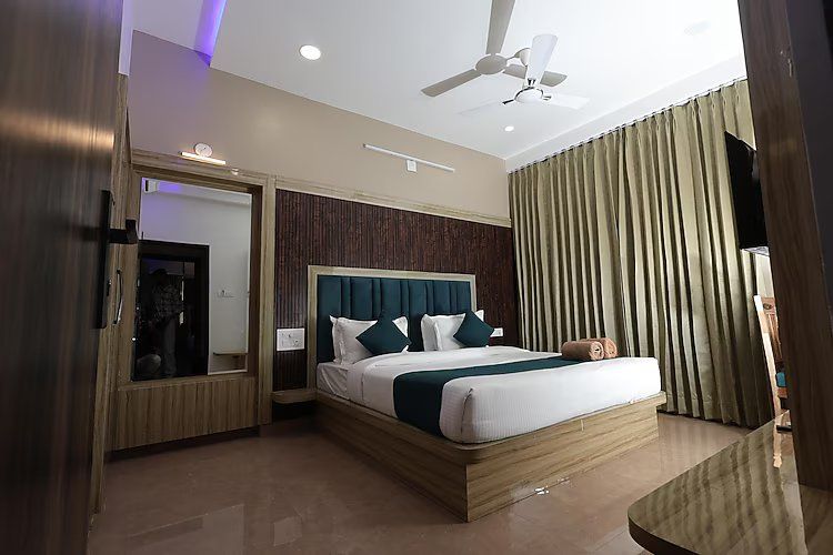 Super Deluxe Front View