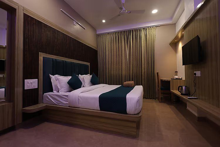 Super Deluxe Front View