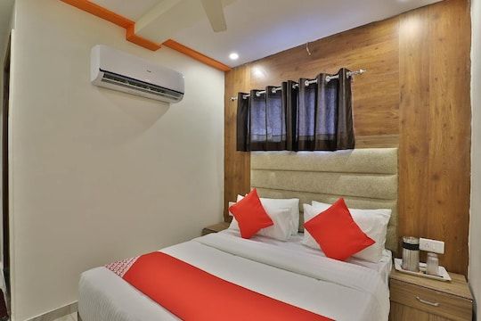 Hotel Shiv Villa Deluxe Room 4