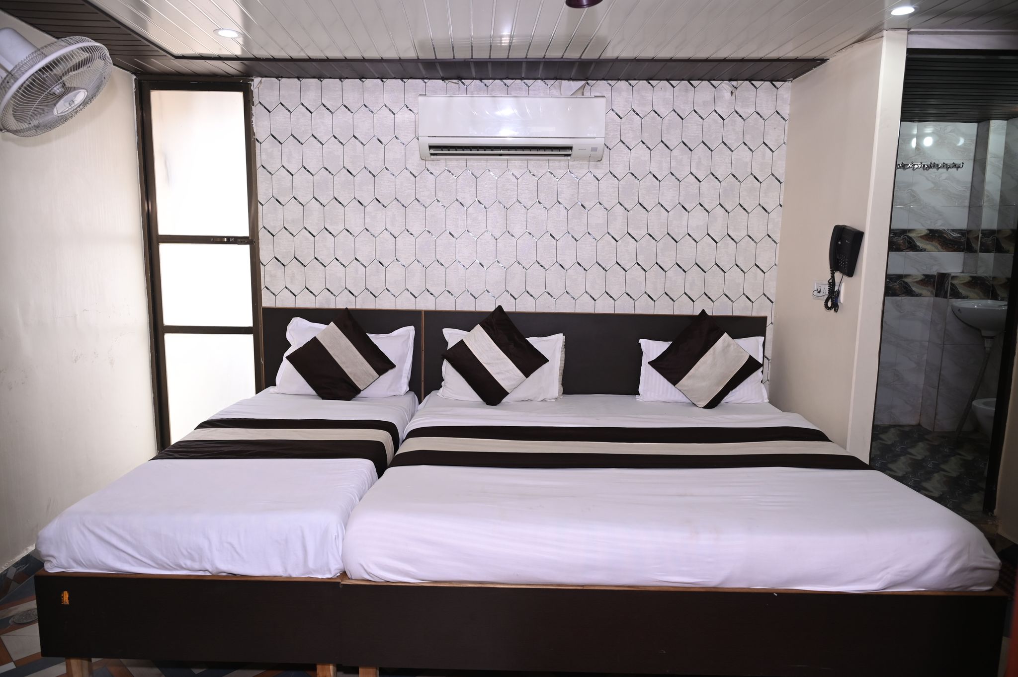 Hotel Pavitri Near Kashi Vishwanath Temple Executive Triple Room 8