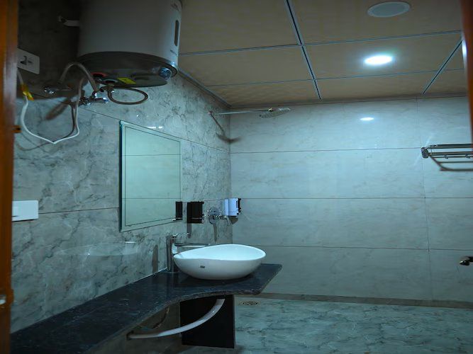 Hotel Dinanath Deluxe Room 4