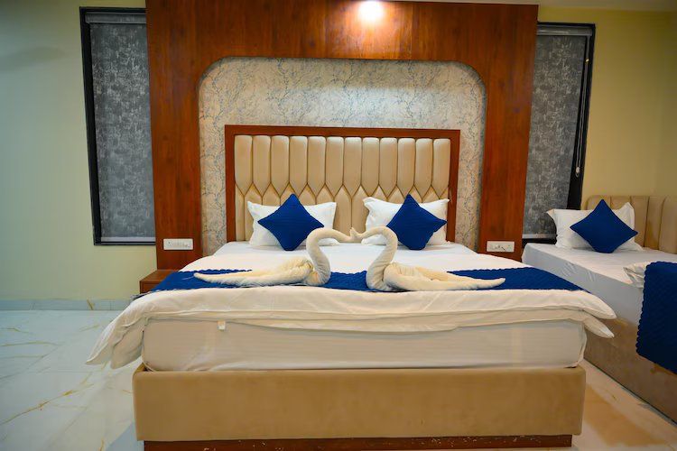 Hotel Dinanath Suite Room