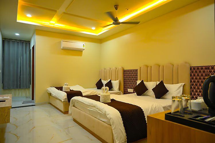 Hotel Dinanath Family Room 4