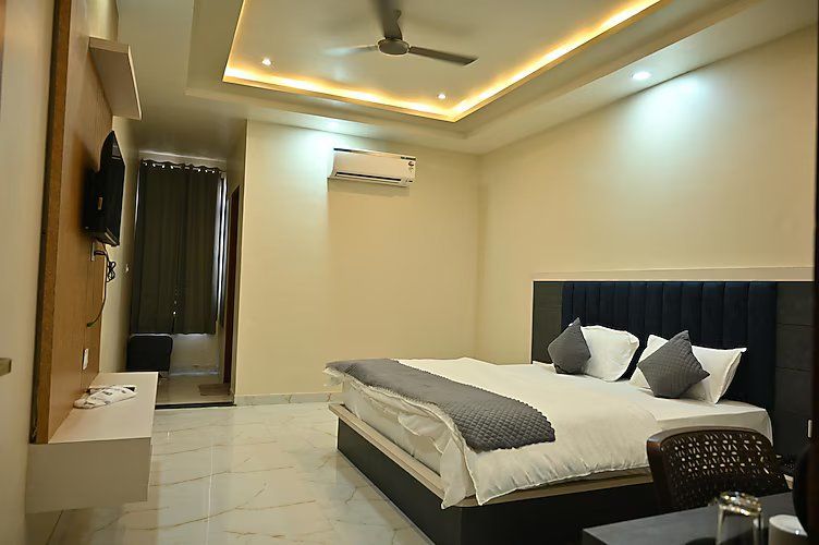 Hotel Dinanath Deluxe Room 2