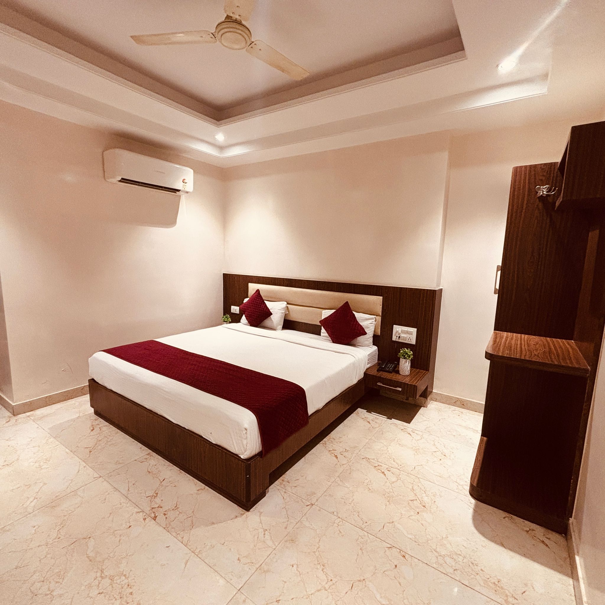 Hotel Vinayak Near akshaypatra jagatpura Deluxe Room 7