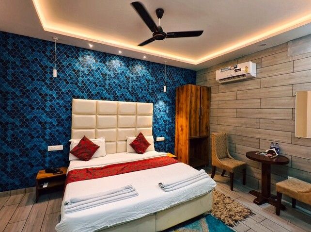 Semi Deluxe room ( without window no view )