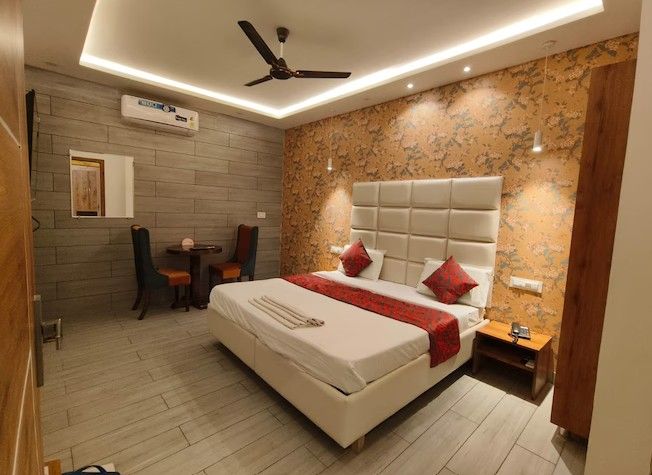 Semi Deluxe room ( without window no view )