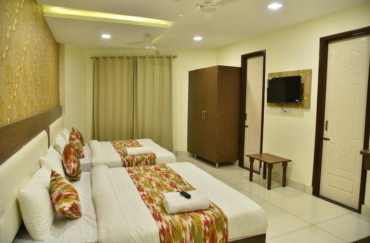 FAMILY ROOM WITH DOUBLE WASHROOM