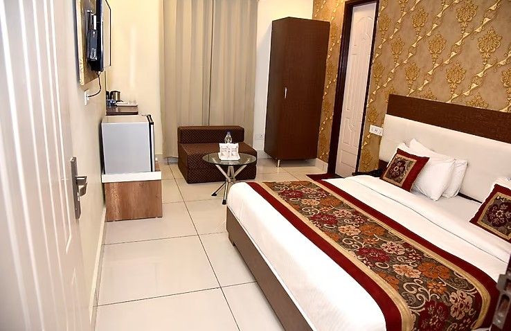 Hotel Oscar Deluxe Double Room 2