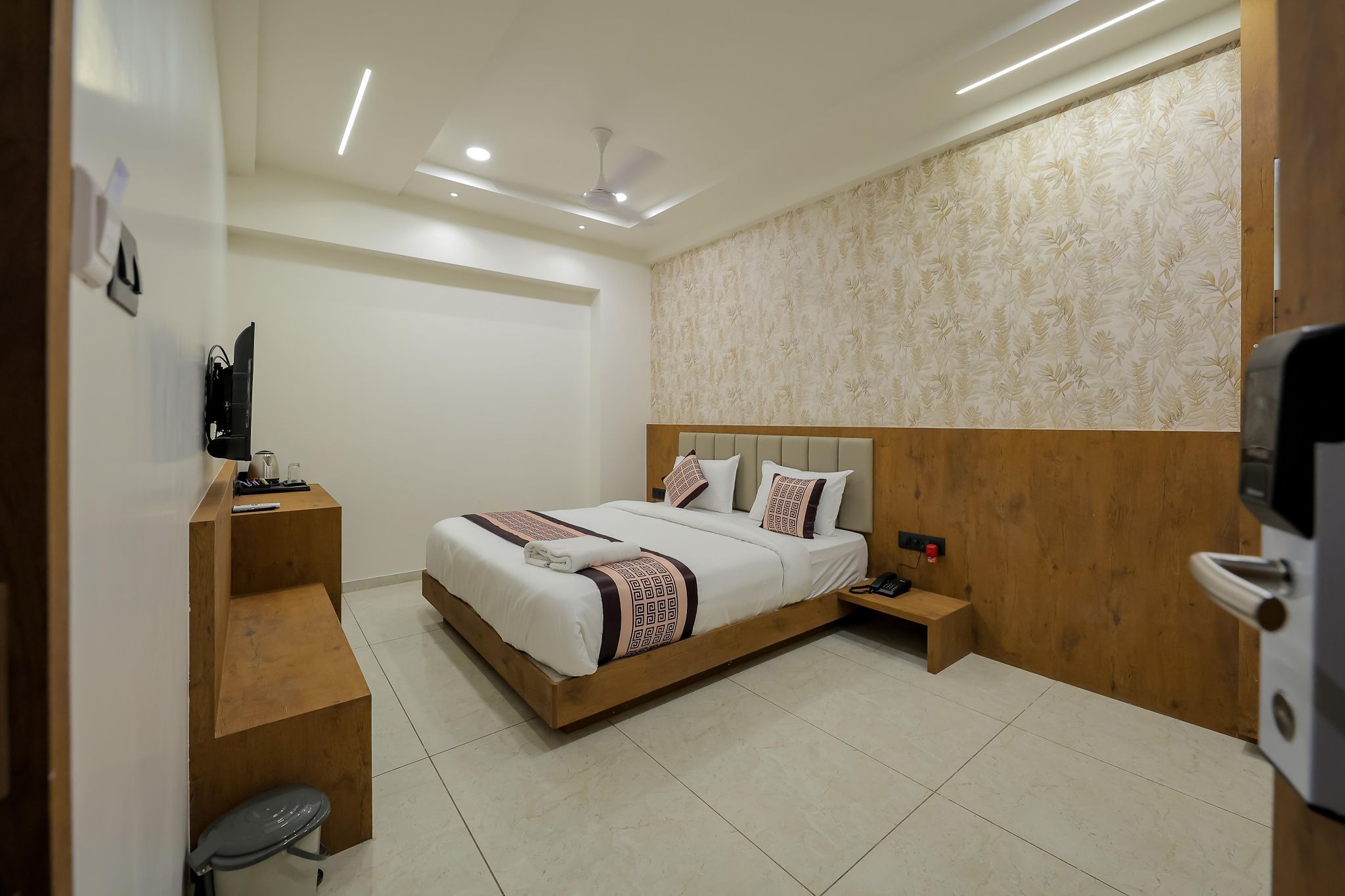 Hotel Shreeji Inn Somnath Delux Room with King Bed 3