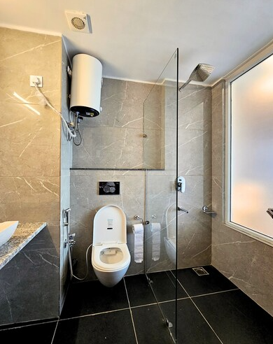 Hotel Luxeevista By Navodayans Deluxe Room Main Market View 5