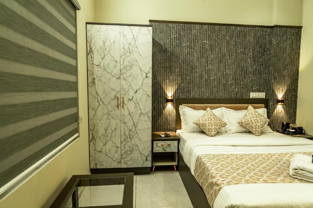 Zoho Suites Double 6