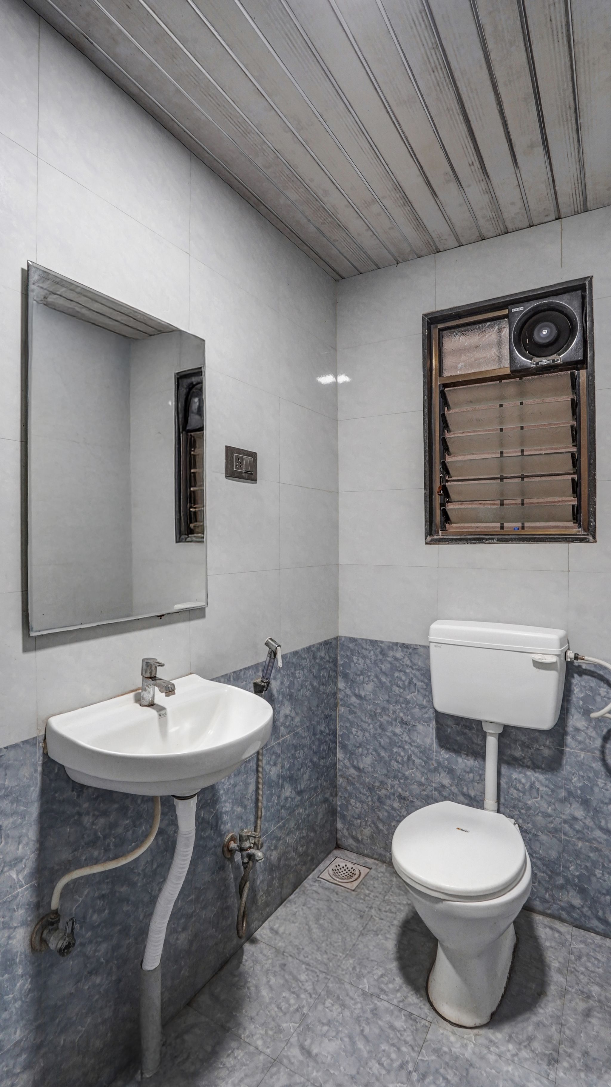 Utkarsh Hotel & Lodging Deluxe Non-AC Room 5