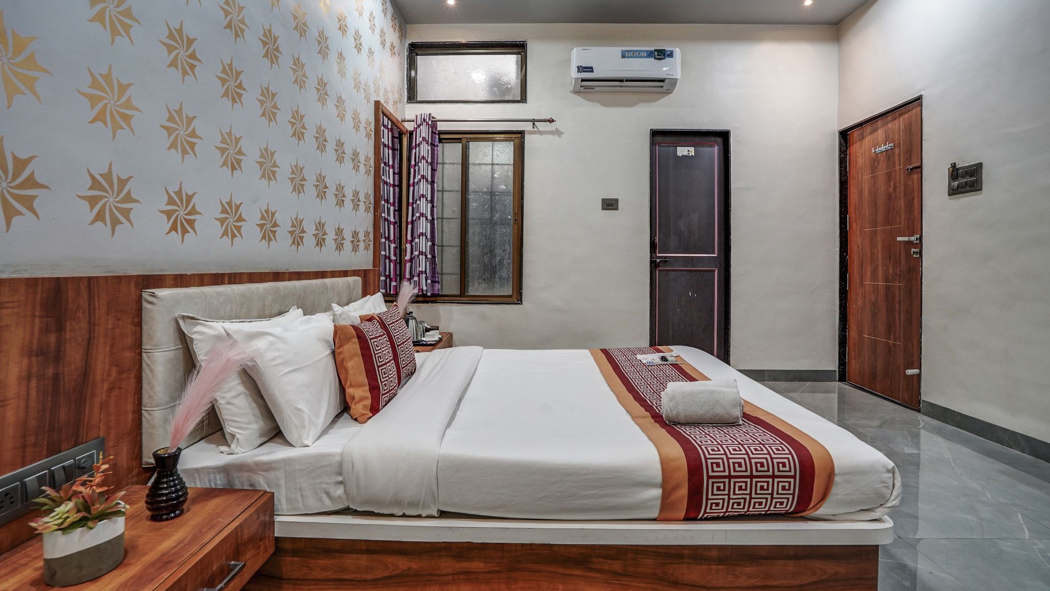 Utkarsh Hotel & Lodging Executive AC Room 4