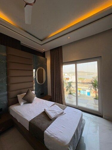 Family Suite with Lake View Bed