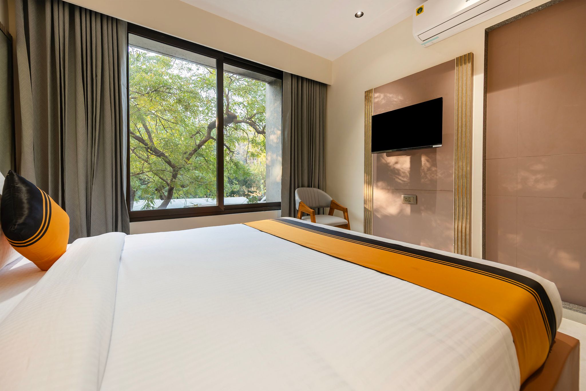 Itsy Hotels Prime Unity Standard Room 9