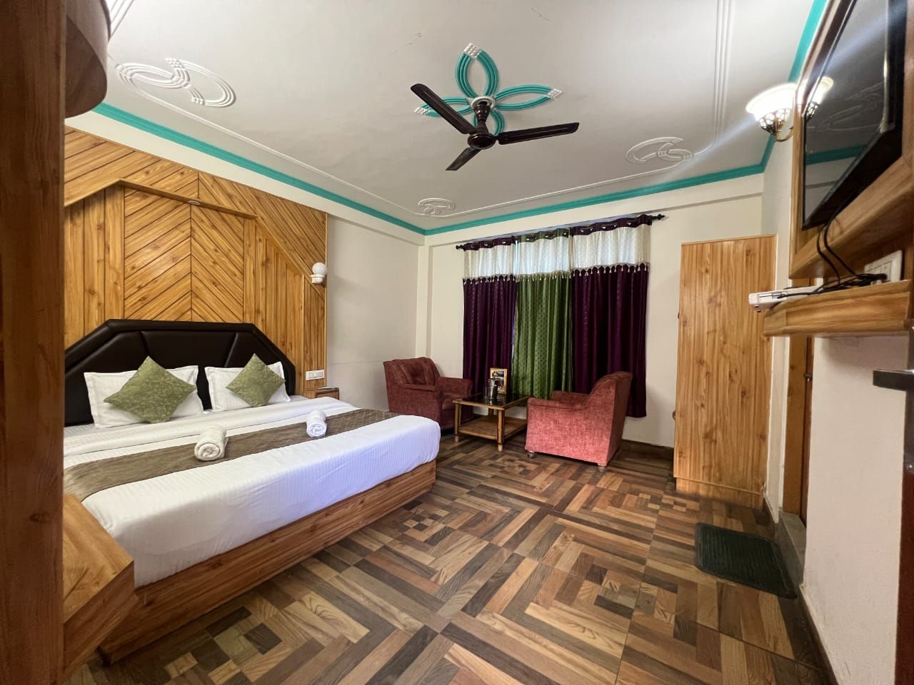 Hotel Sunlight Manali Deluxe Room 4