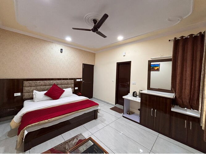 Hotel Golden Dreams Deluxe Room (AC) 5