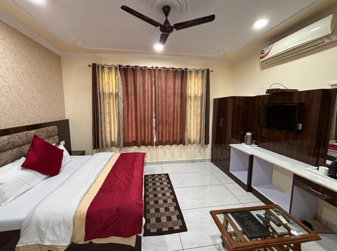 Hotel Golden Dreams Deluxe Room (AC) 2