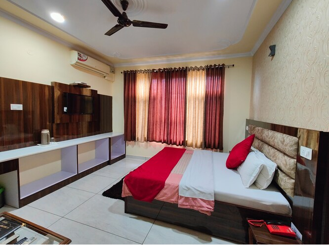 Hotel Golden Dreams Deluxe Room (AC) 3