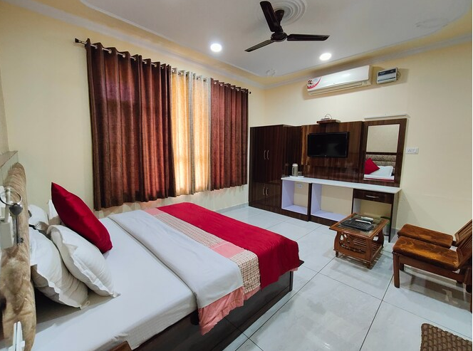 Hotel Golden Dreams Deluxe Room (AC) 8