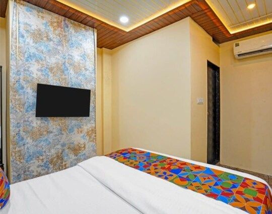 Queen Bed Room with City View