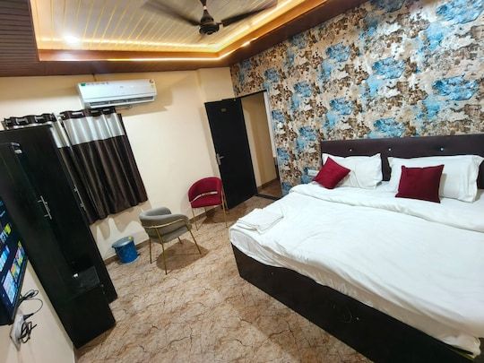 King Bed Room with City View