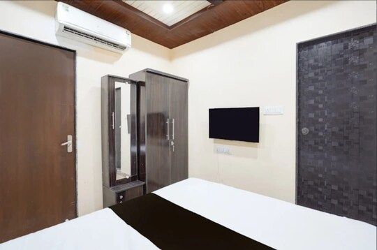 Queen Bed Room with City View