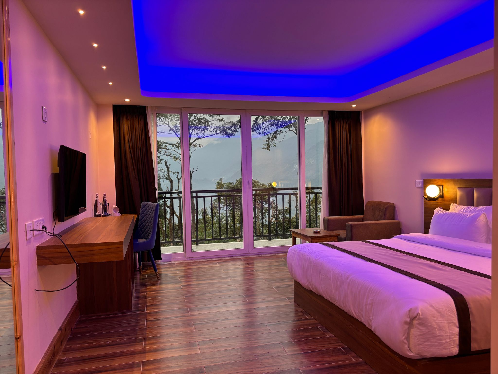 Wisteria Crystal Manor Valley Room 7