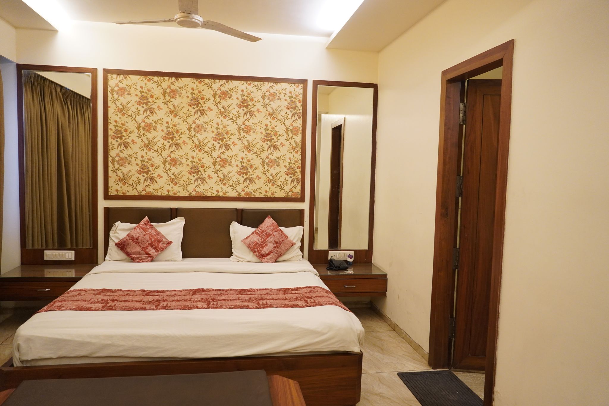 Soonstay Hotel Surya Deluxe Room 6