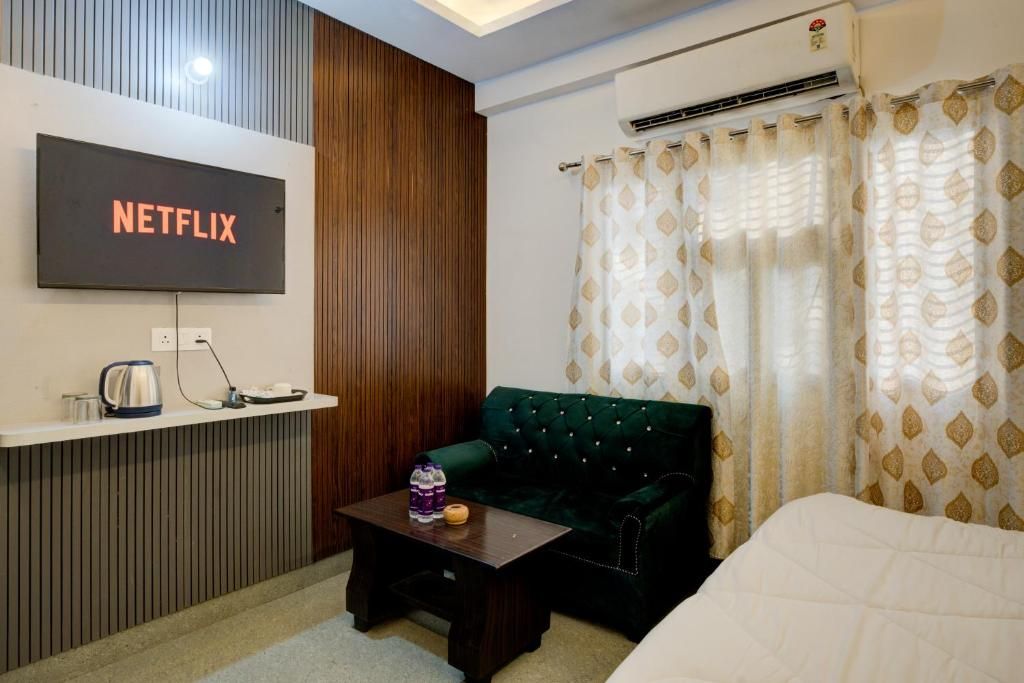 Amara Inn Deluxe room 5