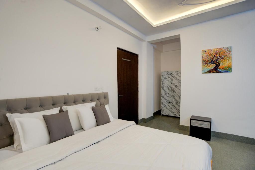 Amara Inn Deluxe room 4