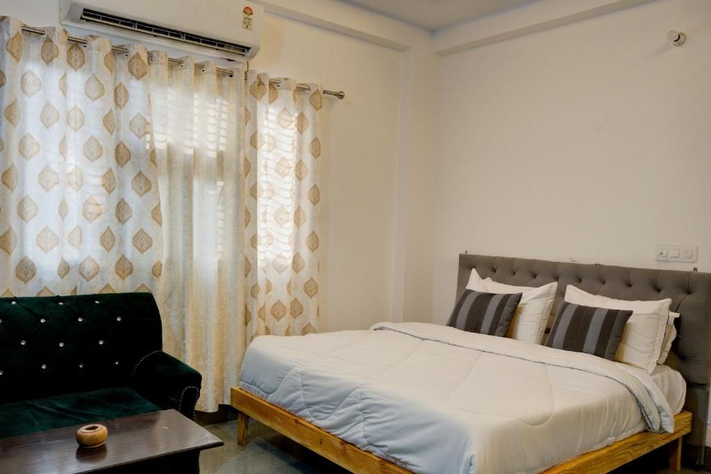 Amara Inn Deluxe room 8