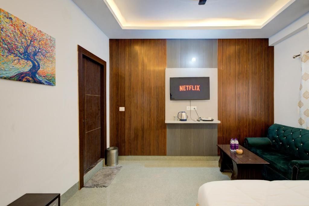 Amara Inn Deluxe room 3