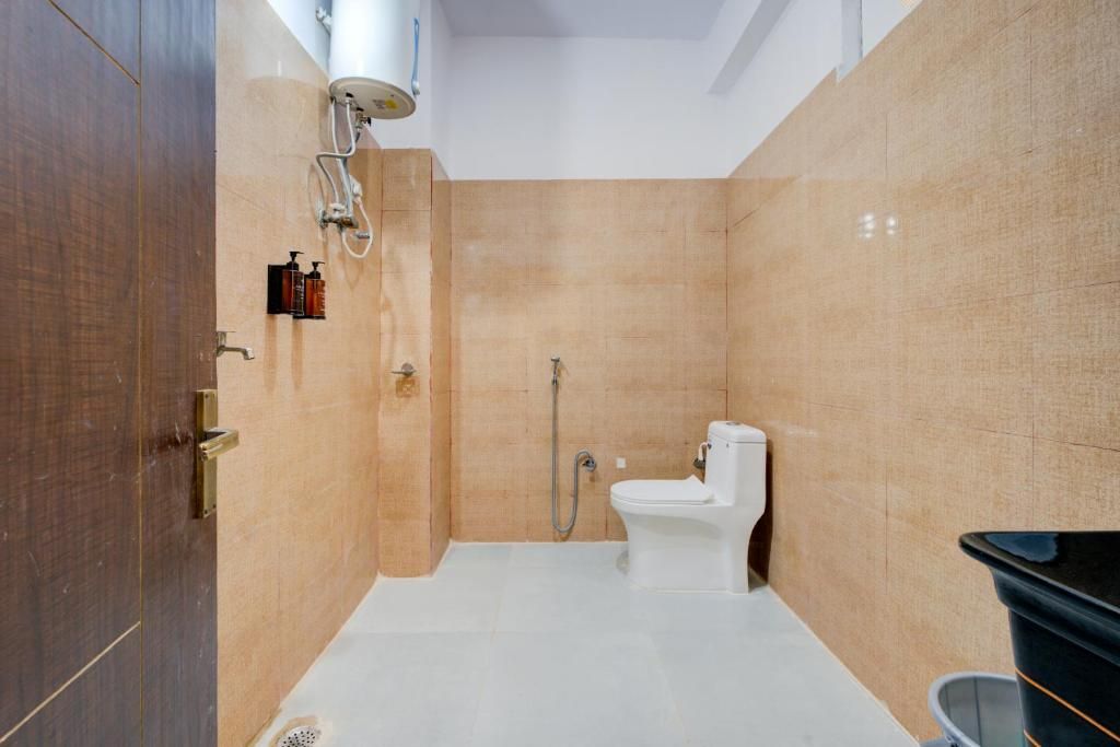 Amara Inn Deluxe room 9