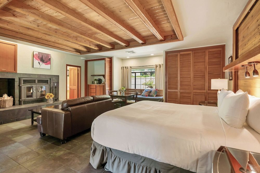 Suite, Poolside