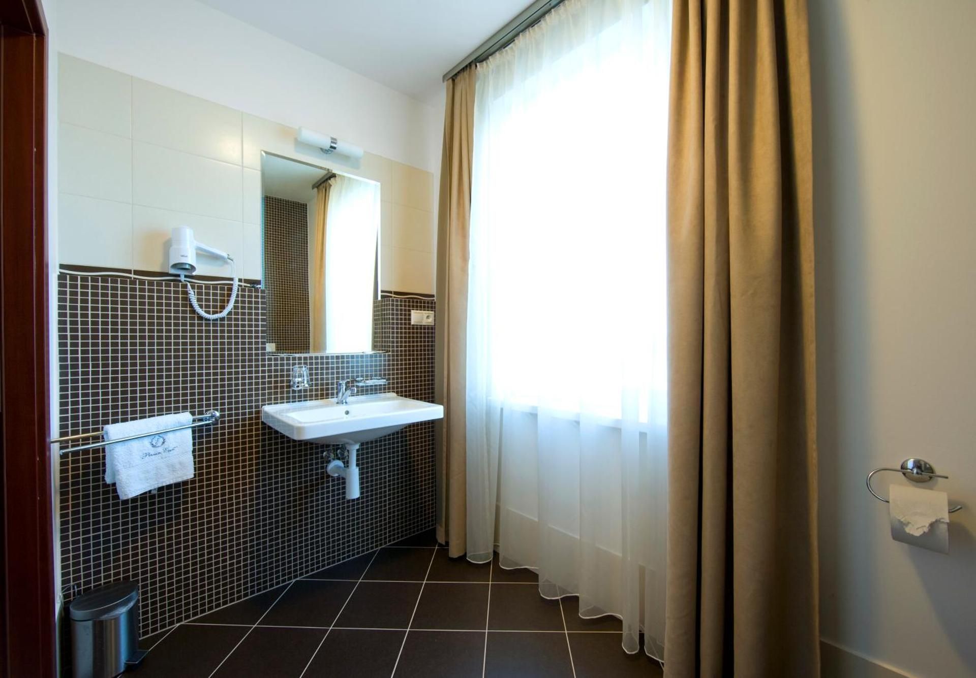 Pension Eden Twin Room with Private Bathroom 3