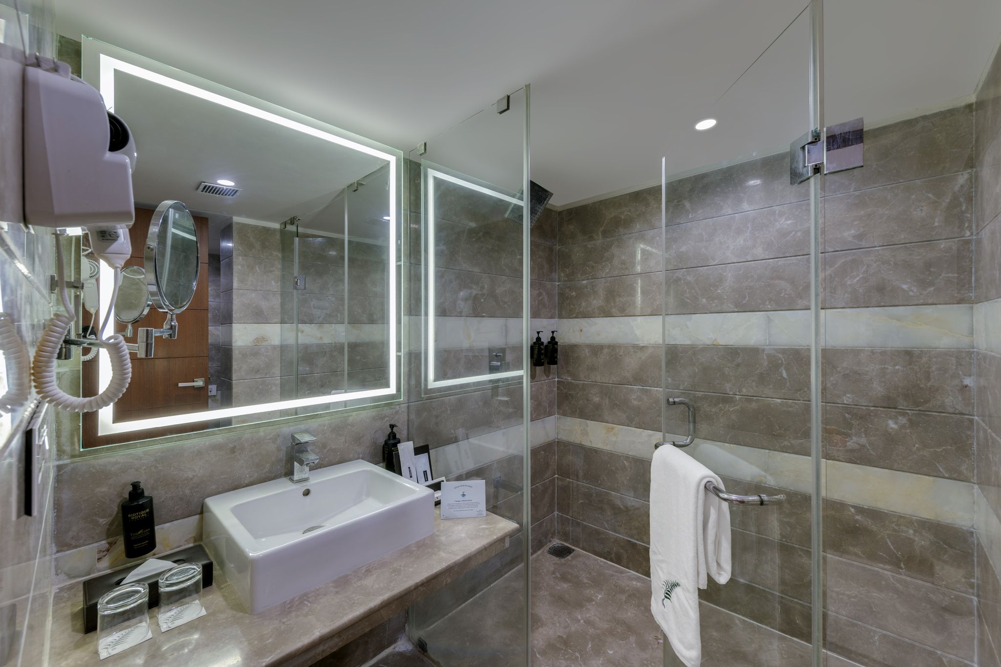 Hazel, Suite, 1 King, Limited view