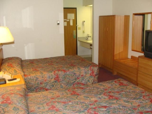 USA Inns of America Queen Room with Two Queen Beds 2