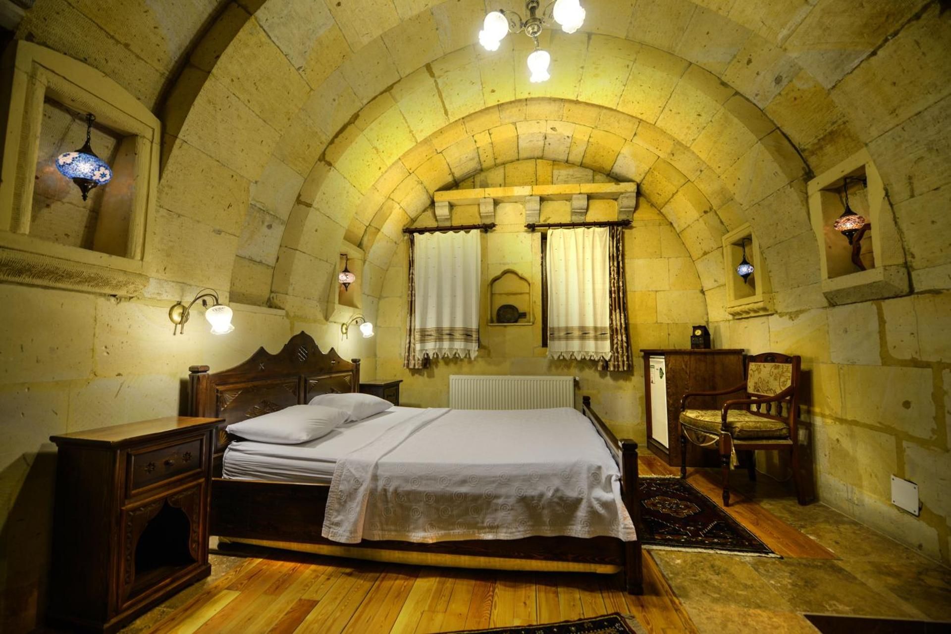 Vineyard Cave Hotel Arch Suite