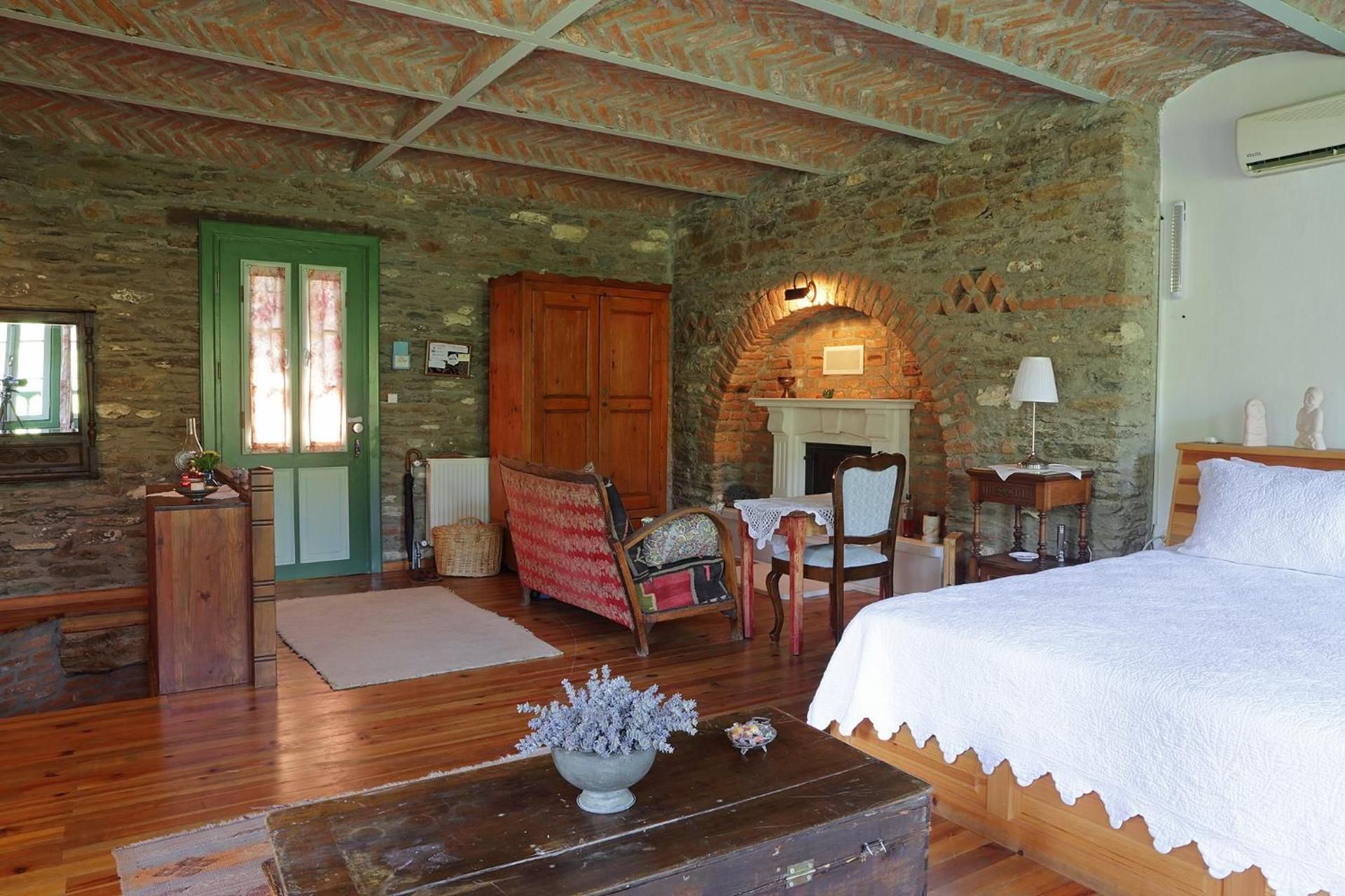 Apartment with Mountain View