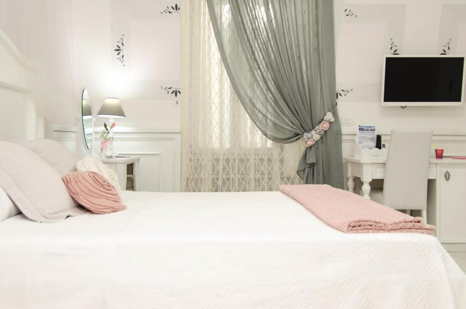 Domus Rosa Double Room with Balcony 7