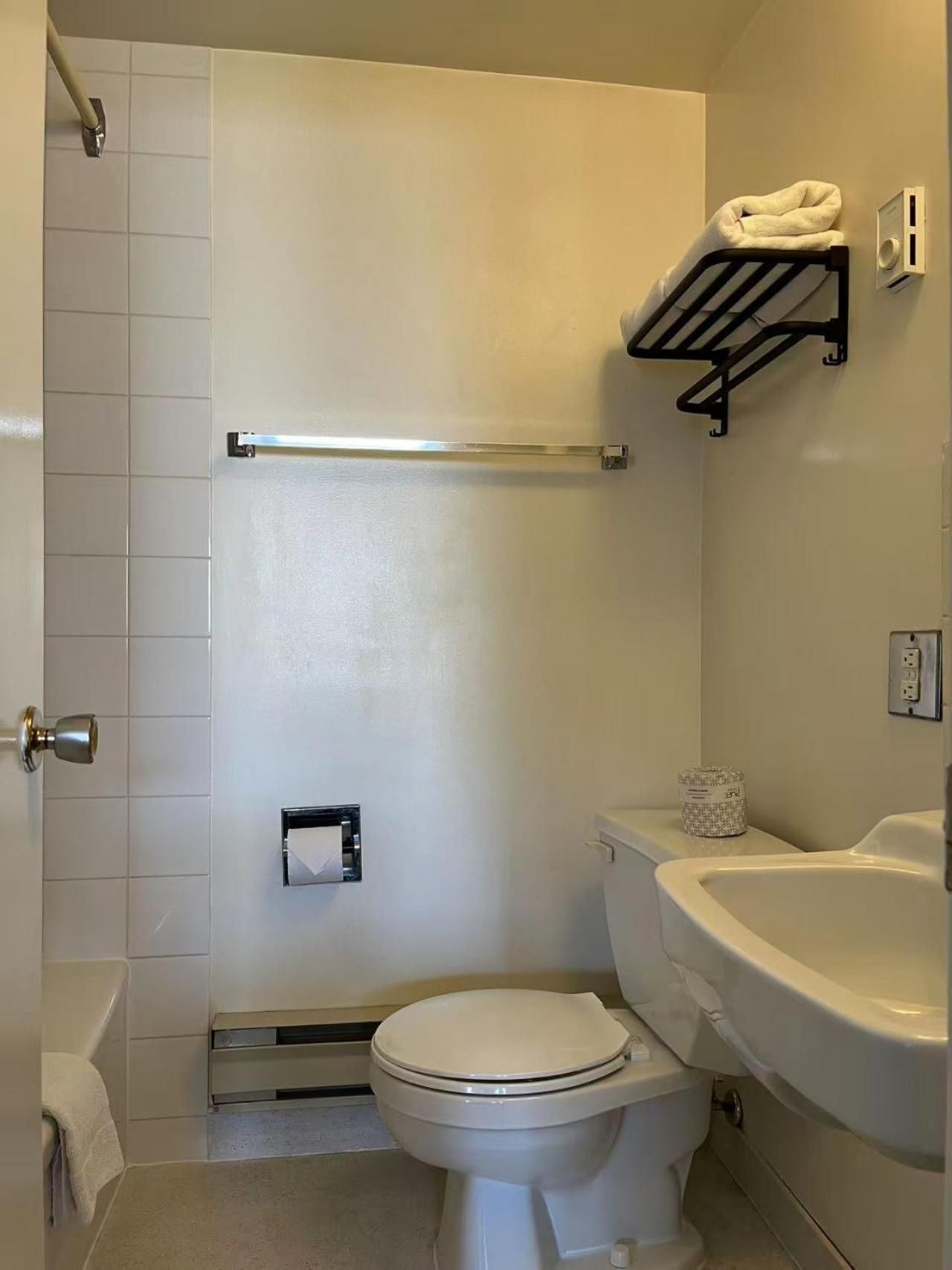 Rondo Motel Queen Suite 2