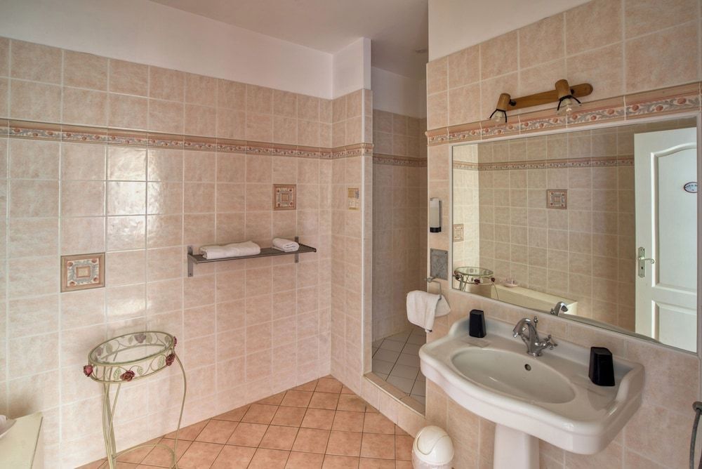 Domaine des Chais Romantic Double Room 6