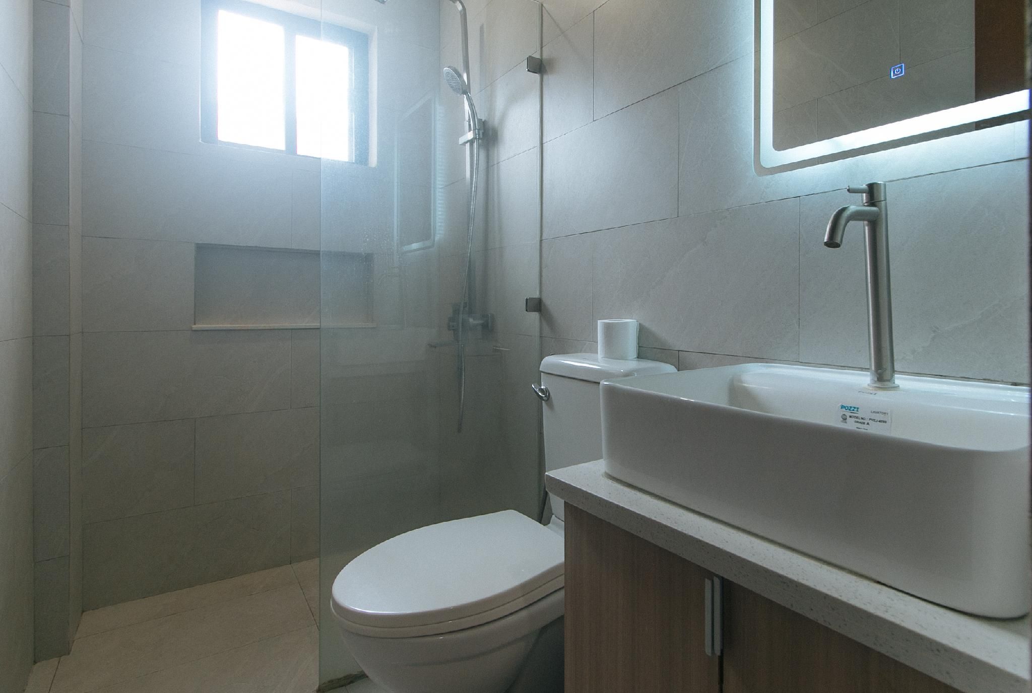 Elyseah Condotel by RedDoorz Quadruple Room 2