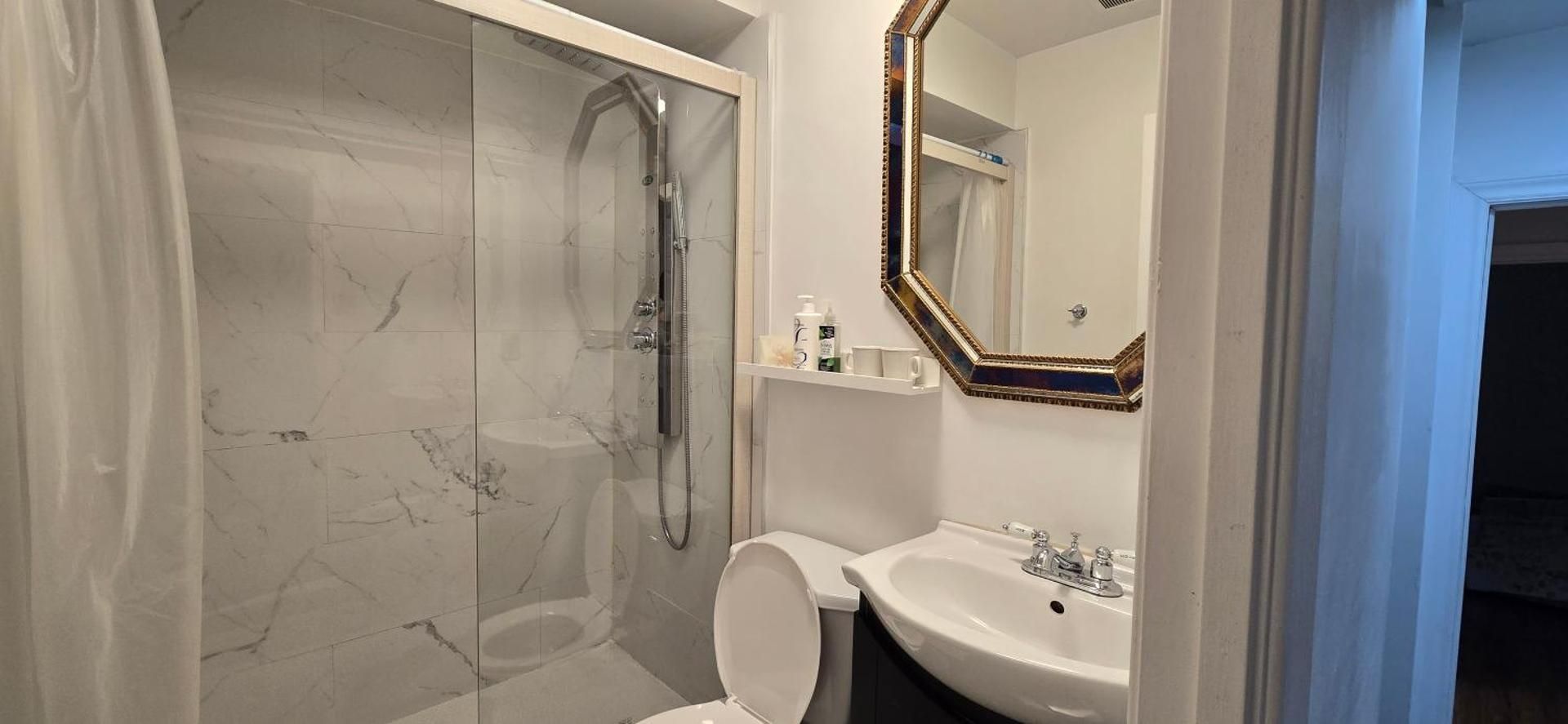 Margie Townhome Suites Superior One-Bedroom Suite with External Private Bathroom 3