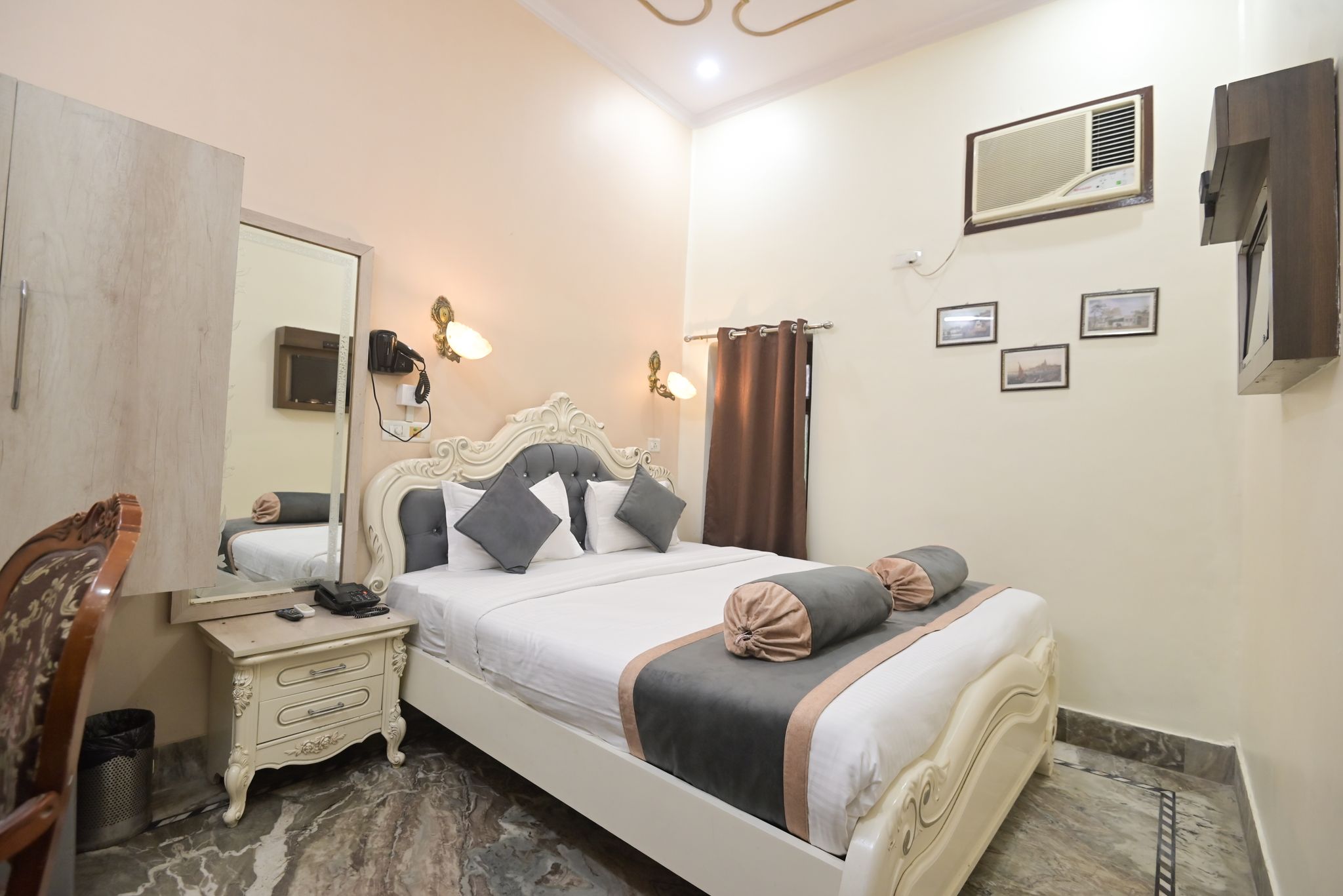 Shree Ganesha Palace Economy Double Room