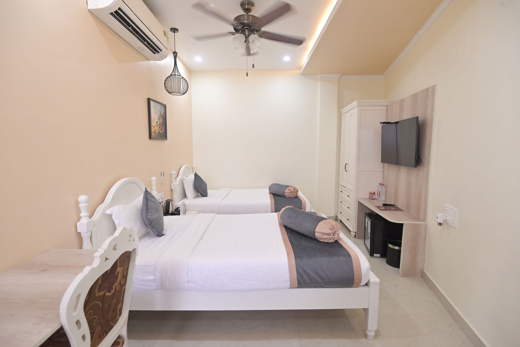 Shree Ganesha Palace Premium Deluxe Twin Room 9